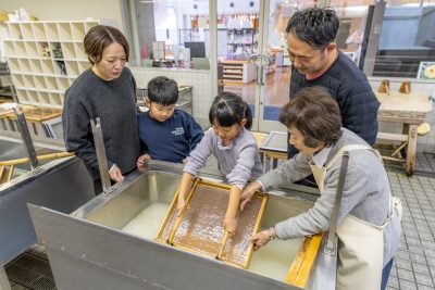 美濃和紙の里会館（紙すき体験） | 伝統工芸・アート