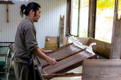 紙漉き職人 | 特産品
