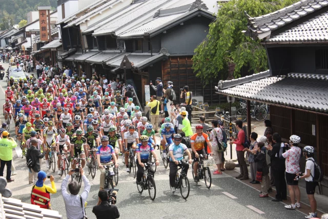 .
ツアー・オブ・ジャパン2025
美濃ステージ

5月21日（水）に開催されます！

📍スタート地点　旧今井家住宅
美濃市泉町1883

9:15よりパレード走行が始まります🚴

📍フィニッシュ地点　美濃和紙の里会館
美濃市蕨生1851-3

12:35頃 フィッシュ予定となります。

🎪9:00～13:00頃　
和紙の里会館　下芝生広場にておもてなしコーナーが開設されます。

コーヒー牛乳、ひるがのプリン、ヨーグルトを無料配布（各300個限定）
※美濃酪農農業協同組合連合会の提供

鮎の塩焼き（300尾限定）
各店で1,000円以上お買い上げの方に「無料券」を進呈
※長良川中央漁業協同組合の
提供

その他、キッチンカーや屋台が出店予定です！！

レース中は交通規制が行われます。
（9:00～13:00頃）
詳細はHPをご確認ください。
https://www.toj.co.jp/?tid=100126

　

🚙駐車場
・台山ヒロック
・美濃市役所
・中濃総合庁舎
・美濃和紙の里会館
無料シャトルバスが10～20分間隔で運行しています。

詳細はHPをご確認ください。
https://udatsu-up.jp/toj/

　
　
お問合せ先
ツアー・オブ・ジャパン美濃ステージ実行委員会（事務局：うだつアップクラブ）
TEL：0575‐33-2009

#美濃市
#ツアーオブジャパン
#ツアーオブジャパン美濃ステージ #TOJ
#うだつの上がる町並み
#美濃和紙
#美濃和紙の里会館
#岐阜
#mino
#gifu
#tourofJapan2025
#tourofJapan