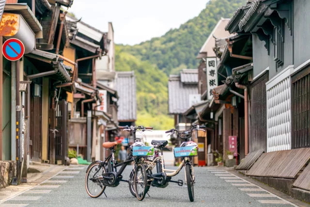 レンタサイクルのご案内🚵
　
観光案内所　番屋では
レンタサイクルの貸出を行っております！

🚲種類
・普通自転車　3台
・電動自転車　2台
　
👛料金
・普通自転車　200円/1日
・電動自転車　500円/1日
　
⏰貸出時間　10：00～16：00
※16：00までにご返却ください。
　
　
観光案内所からの歩いた場合の所要時間🚶
📍美濃橋（徒歩約15分）
📍川湊灯台（徒歩約10分）
📍道の駅にわか茶屋（徒歩約20分）
これからの暑くなってきます☀️
自転車に乗って時間短縮しながら
美濃の景色をお楽しみください🚴
　
　
貸出返却場所
📍観光案内所　番屋
📮美濃市加治屋町1959-1
⏰営業時間　10：00～16；00
☎0575-29-8008（番屋）

予約することも可能です！
もちろん、当日貸出も可能です！
　
　
#レンタサイクル
#自転車のある風景 
#サイクリング
#美濃市
#うだつの上がる町並み
