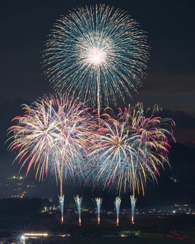 🎆美濃市民花火大会🎆

昨年大好評だった10号玉を今年も打ち上げます🌟

🗓️2025年8月2日（土）
※荒天・増水の場合は、8月30日（土）に延期となります。（予備日9月6日）

🕛19：30～　打上開始
　 20：00頃　 打上終了
※駐車場解放時間は17：30となります。

📍観覧場所
下渡橋下流　両岸堤防沿い

🅿️臨時駐車場を用意します。
※確定し次第ご連絡します。

今年は、一般の方へ向け有料観覧席の
発売を予定しています！！
詳細が決まり次第、SNS・HPにてご連絡します！

皆様に楽しんでいただけるように、準備中です。
情報公開まで、しばらくお待ちください🙇‍♂️

#美濃市民花火大会
#美濃市
#花火大会
#美濃市花火大会